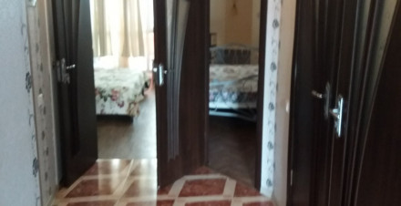 ქირავდება სეზონამდე სამოთახიანი ბინა ქუჩის ხეფით